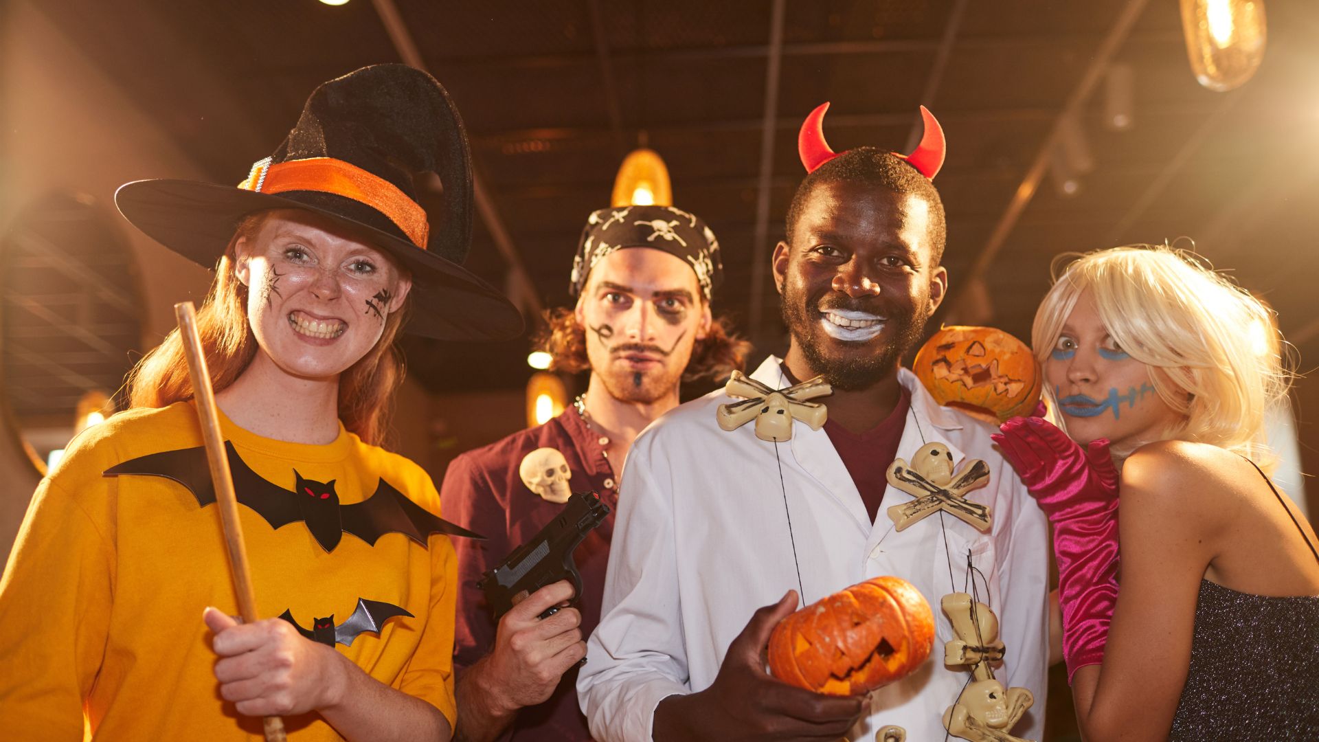 Imagem com 4 pessoas, dois homens e duas mulheres fantasiados para o Halloween.