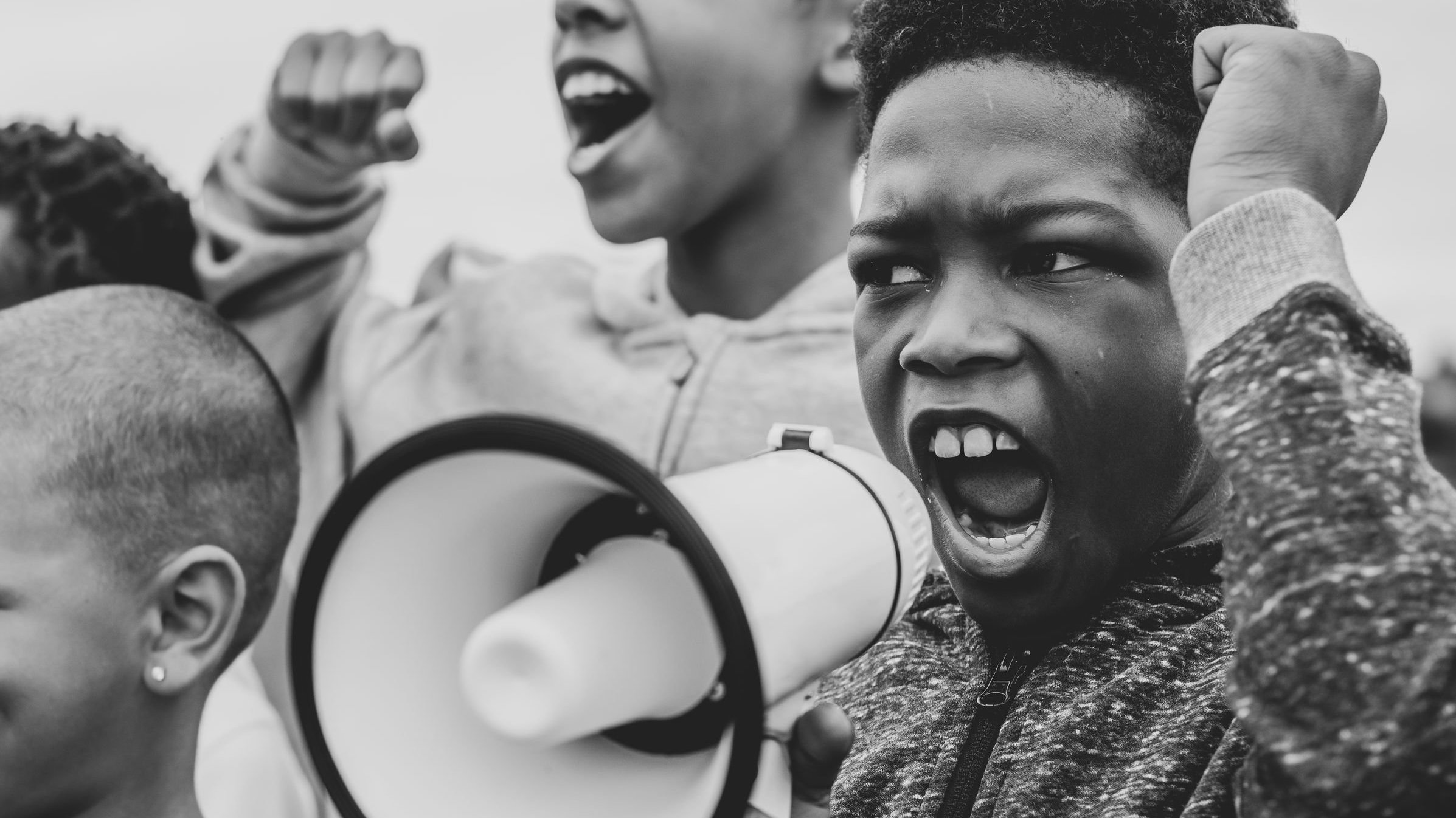 Crianças protestando com um alto-falante