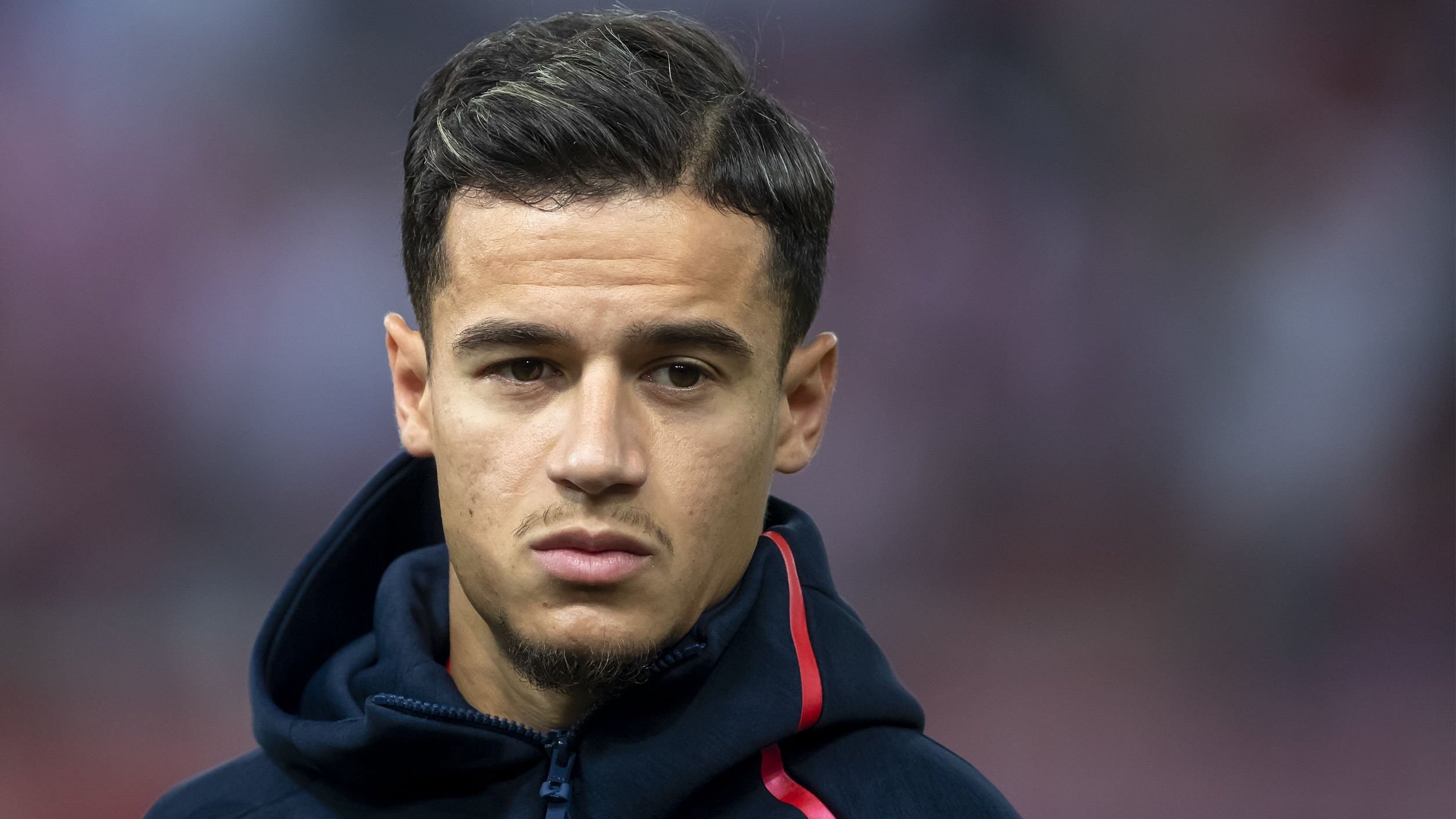 Philippe Coutinho usando moletom do time Bayern antes de partida.