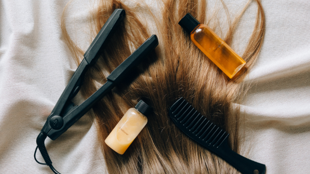 Nataliya Vaitkevich / Pexels Cabelo e apartos de cabeleireiro, como chapinha, pente e cremes