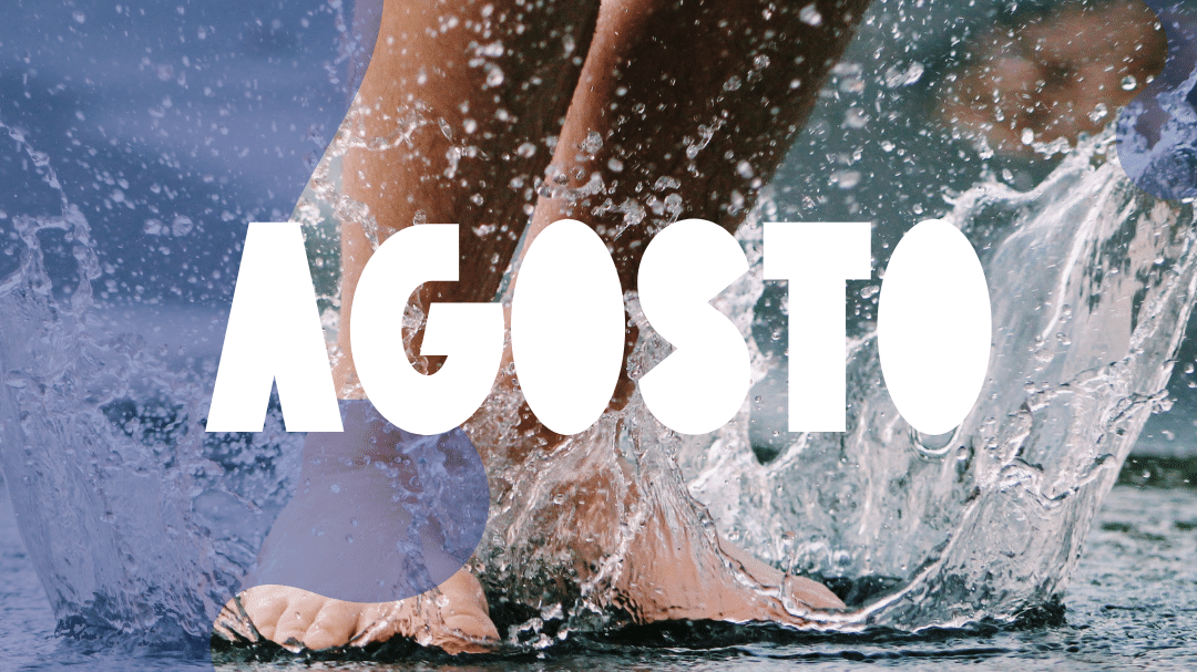 Ao fundo, foto dos pés de uma pessoa na chuva e a palavra Agosto na frente.