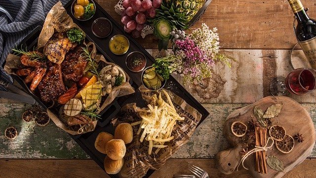 Pixabay / buffetcrush Mesa repleta de comida