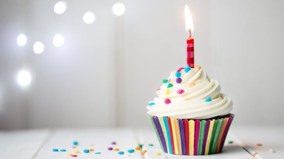 Cupcake com vela de aniversário aceso