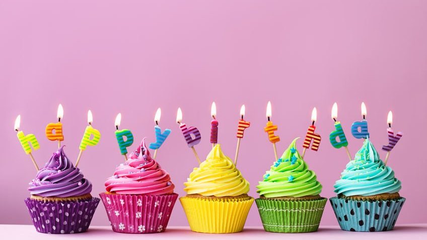 Cupcakes com Feliz Aniversário escrito em velas