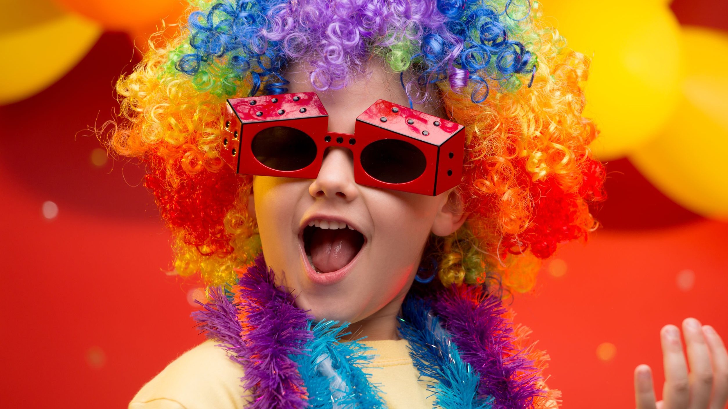 Criança com acessórios de carnaval sorrindo