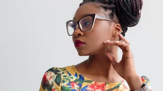 Godisable Jacob/Pexels Mulher usando óculos olhando para o lado