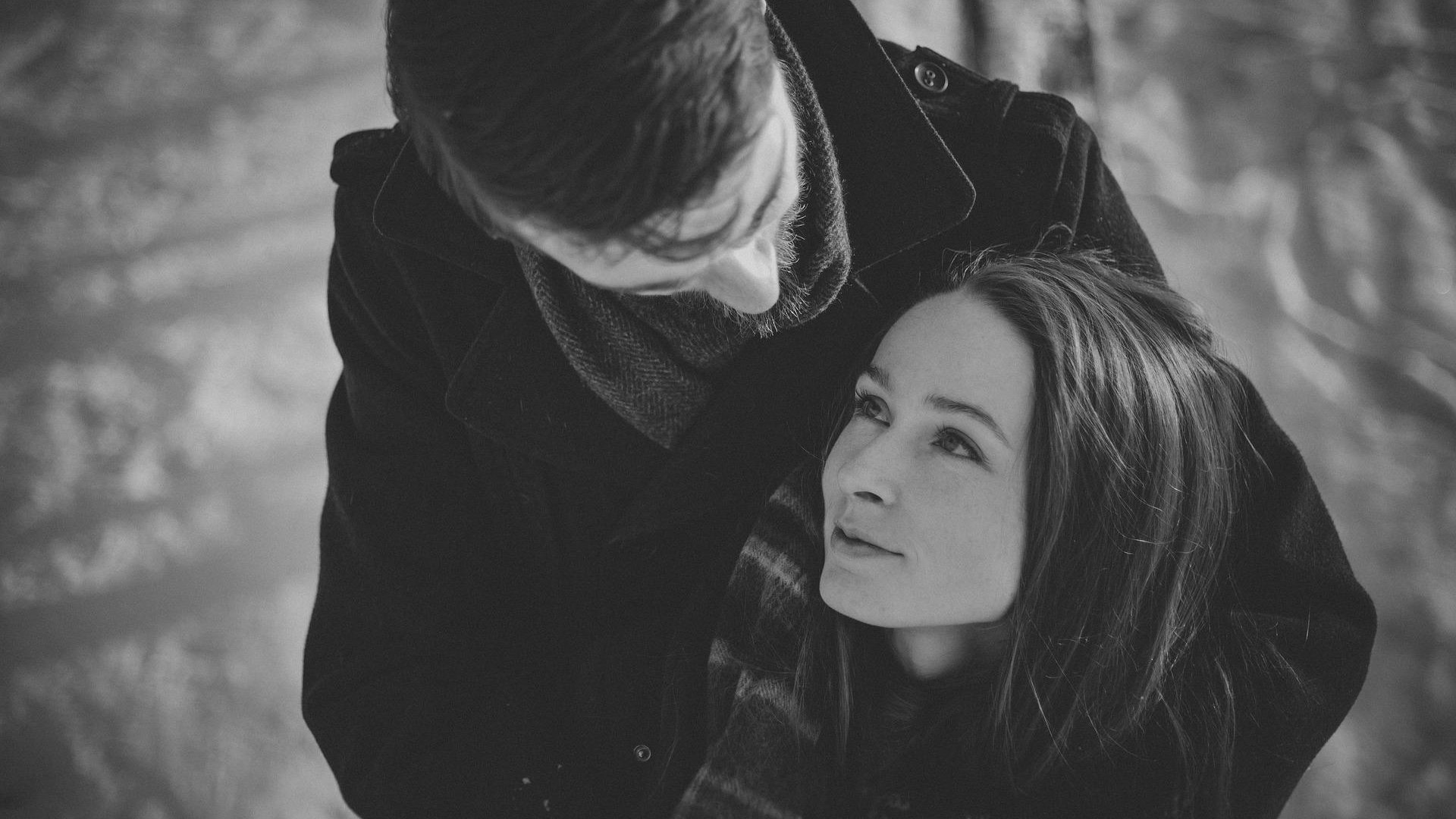 Pexels / Pixabay Casal hétero se olhando apaixonadamente , enquanto sorriem.