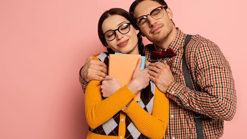 lightfieldstudios / 123RF Casal nerd se abraçando de olhos fechados