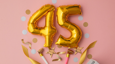 Balões de aniversário com o número 45