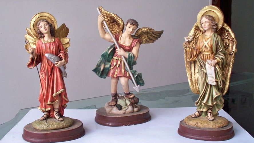 123RF | Martha Rocio Garcia Castañeda Imagens de arcanjos uma do lado da outra em mesa