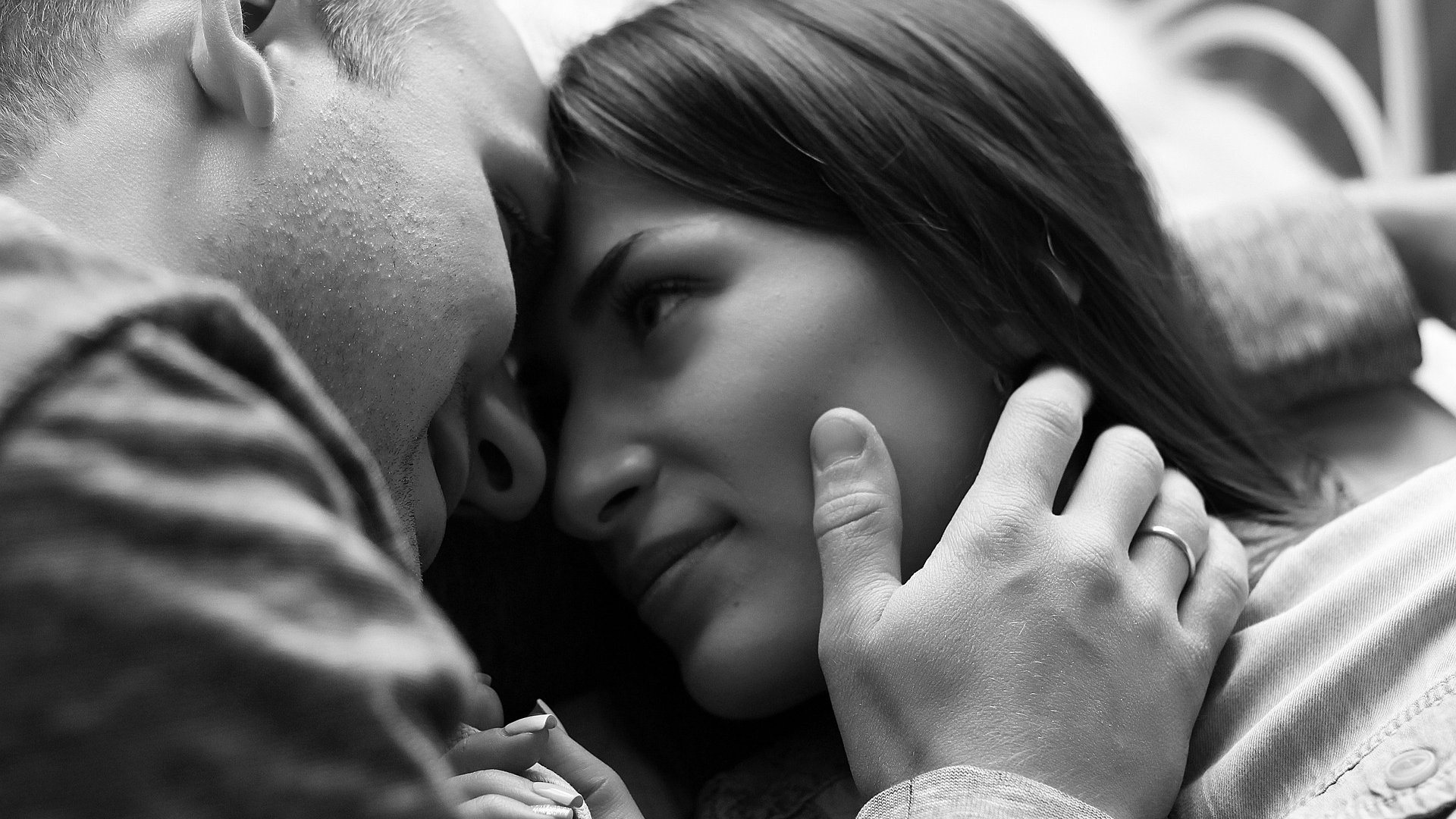 Anastasiya Babienko / Pixabay Casal deitado na cama com o rosto colado e sorrindo