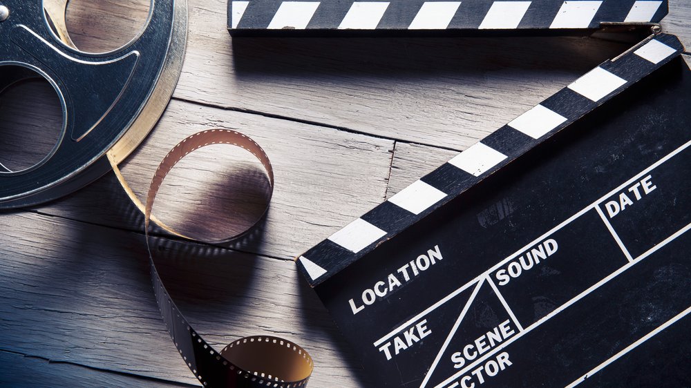 Fer Gregory / Shutterstock.com Rolo de filme e uma claquete ao lado