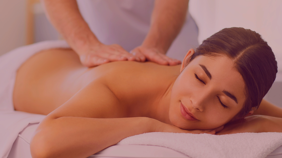 Mensagens Com Amor / Canva / studioroman Imagem de uma mulher recebendo massagem