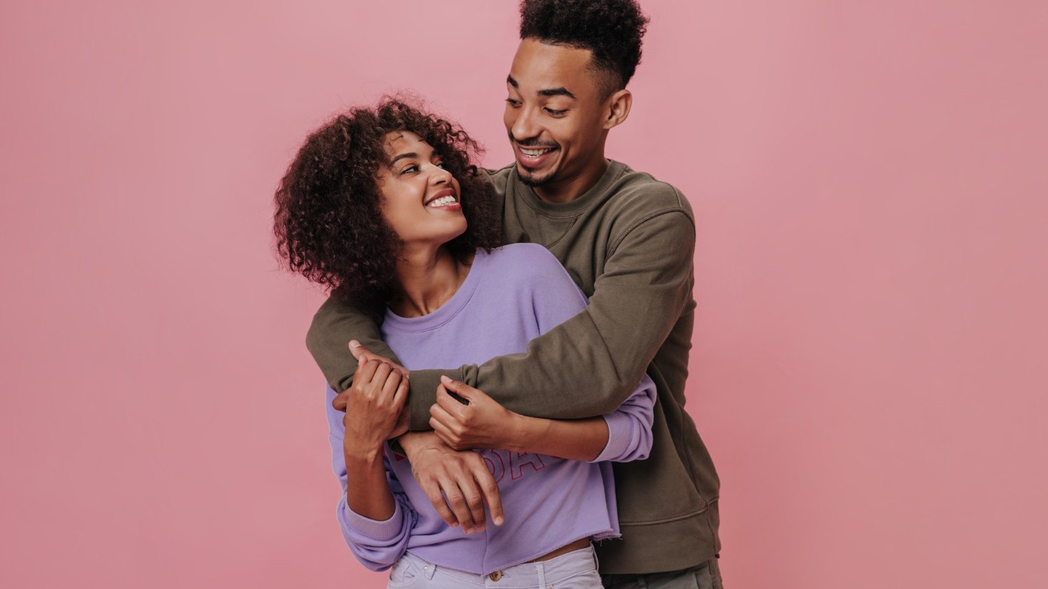 Casal se abraçando e sorrindo