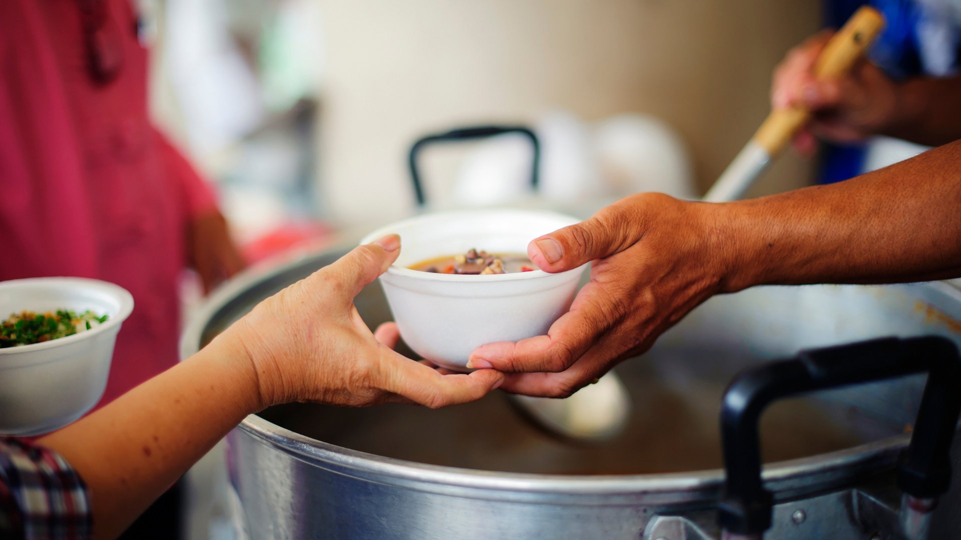 Pessoas distribuindo comida