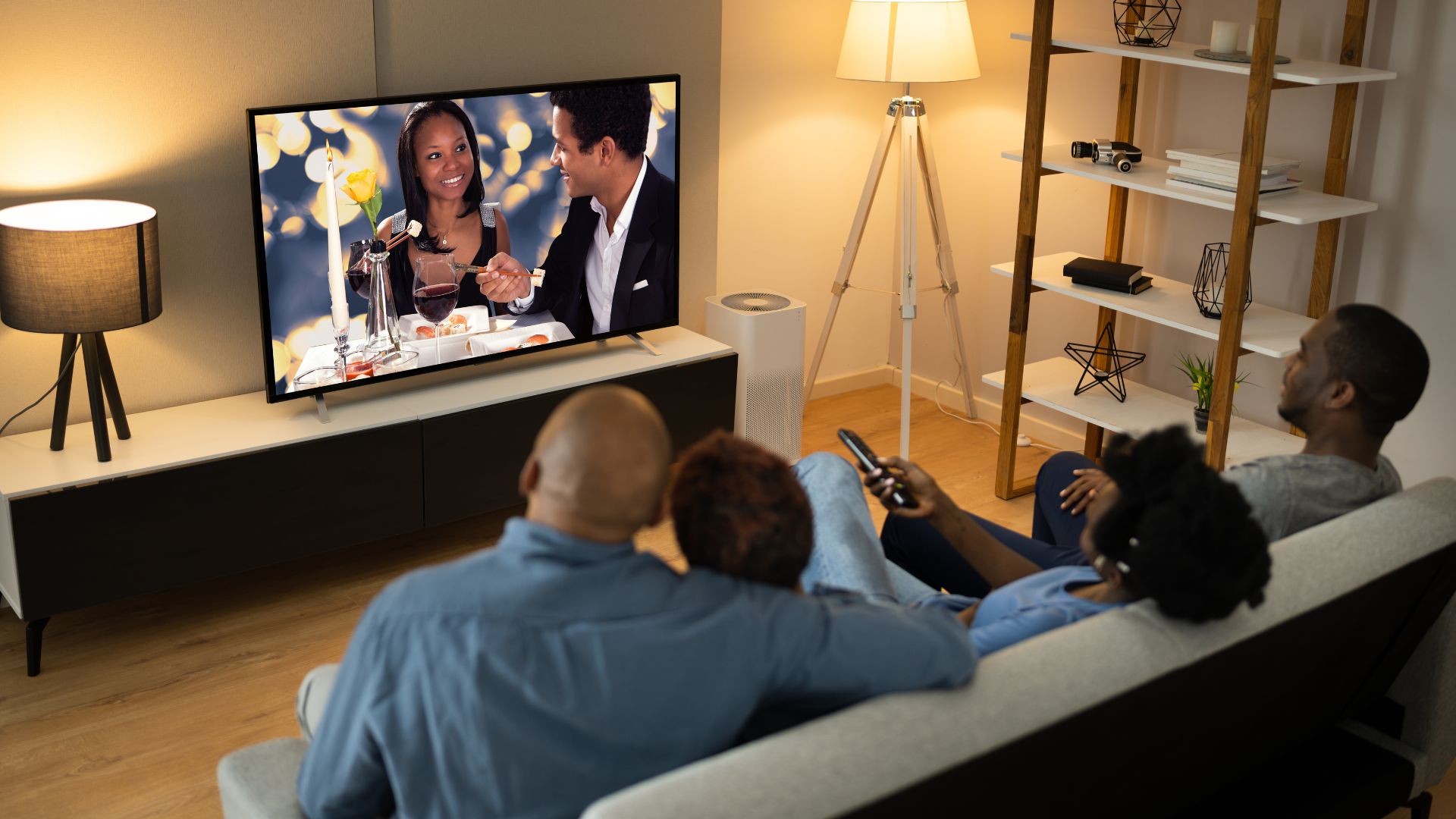 Imagem de uma família reunida assistindo televisão