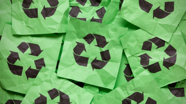 Folhetos de reciclagem espalhados pela imagem
