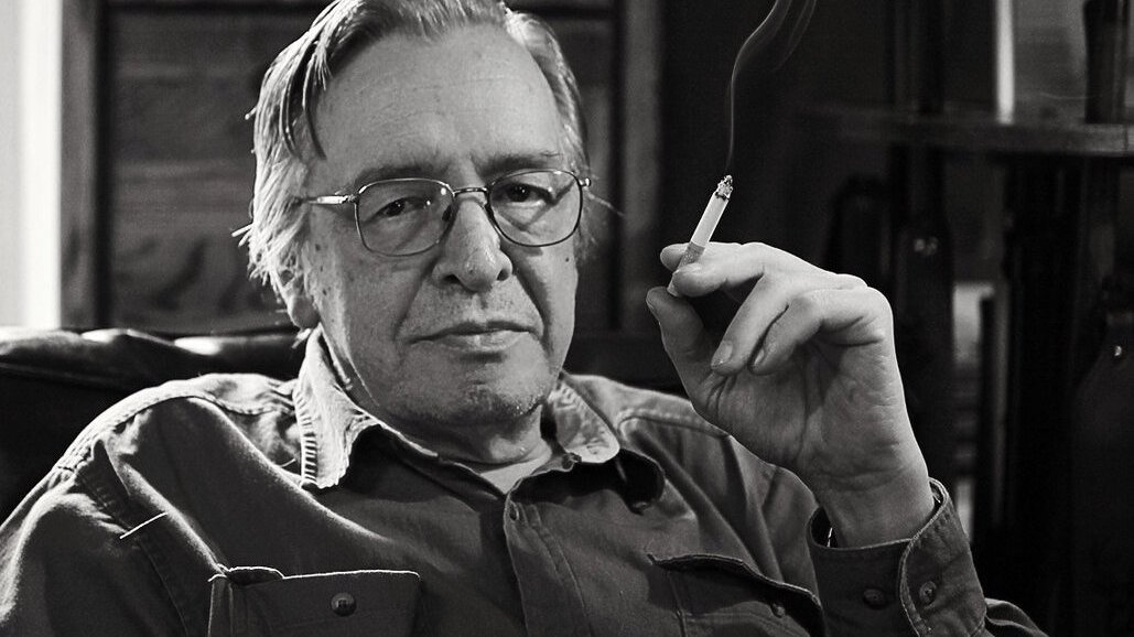 Olavo de Carvalho com um cigarro em mãos.