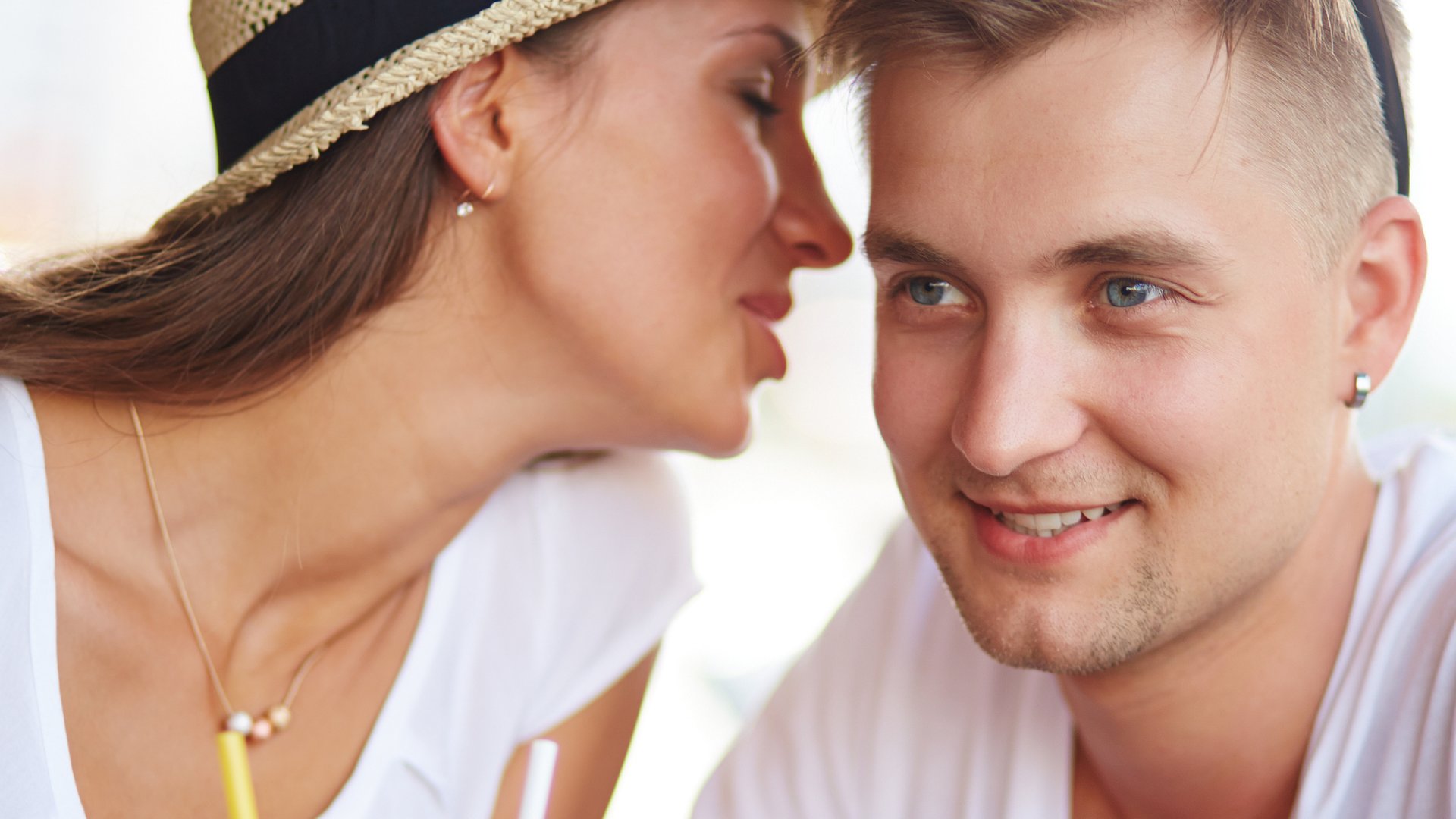Pressmaster / Canva Mulher cochichando no ouvido de um homem