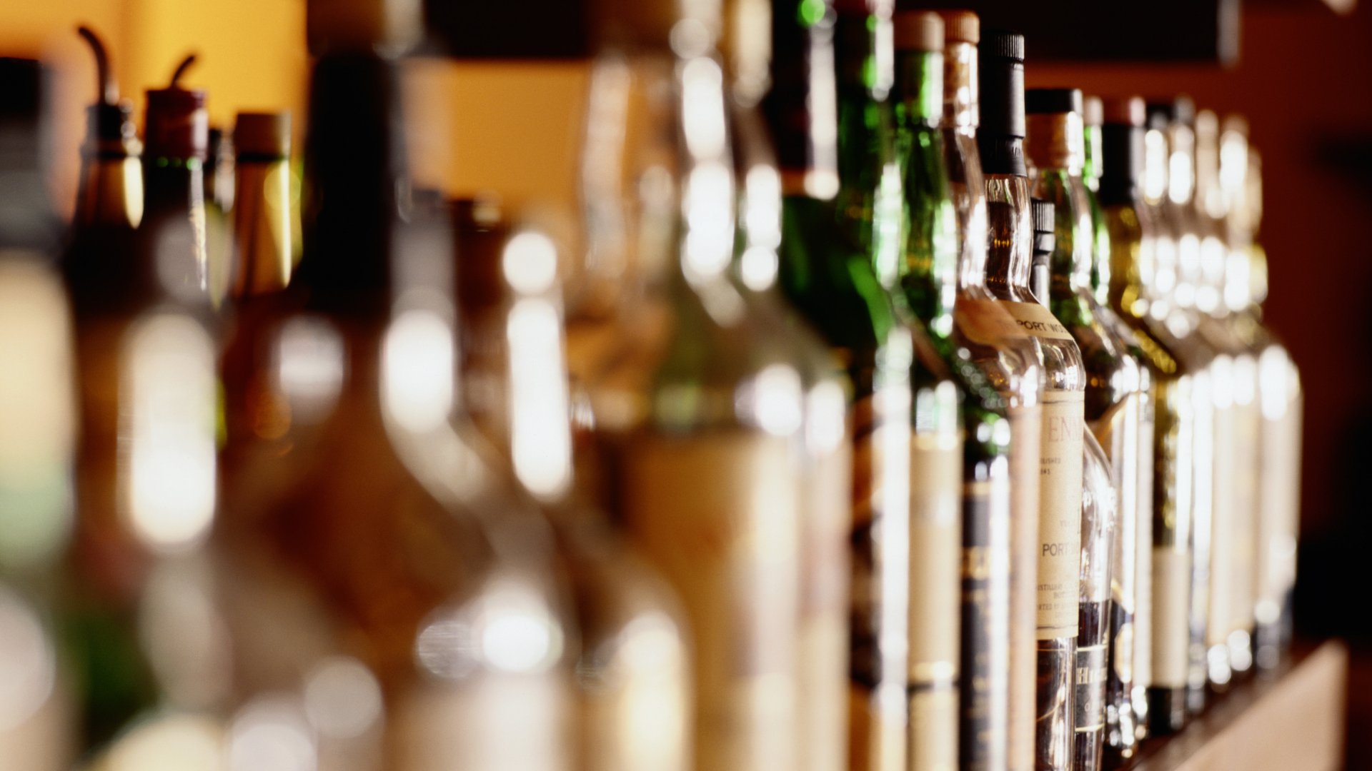 Ryan Mcvay / Photo Images / Canva Garrafas de cachaça