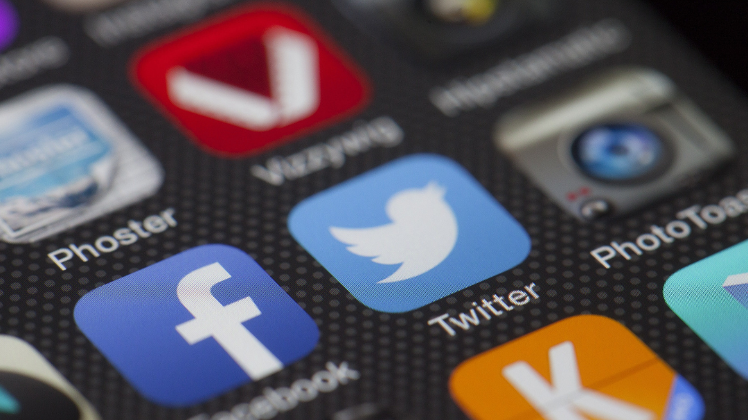 Logos do Facebook e do Twitter destacados em um smartphone