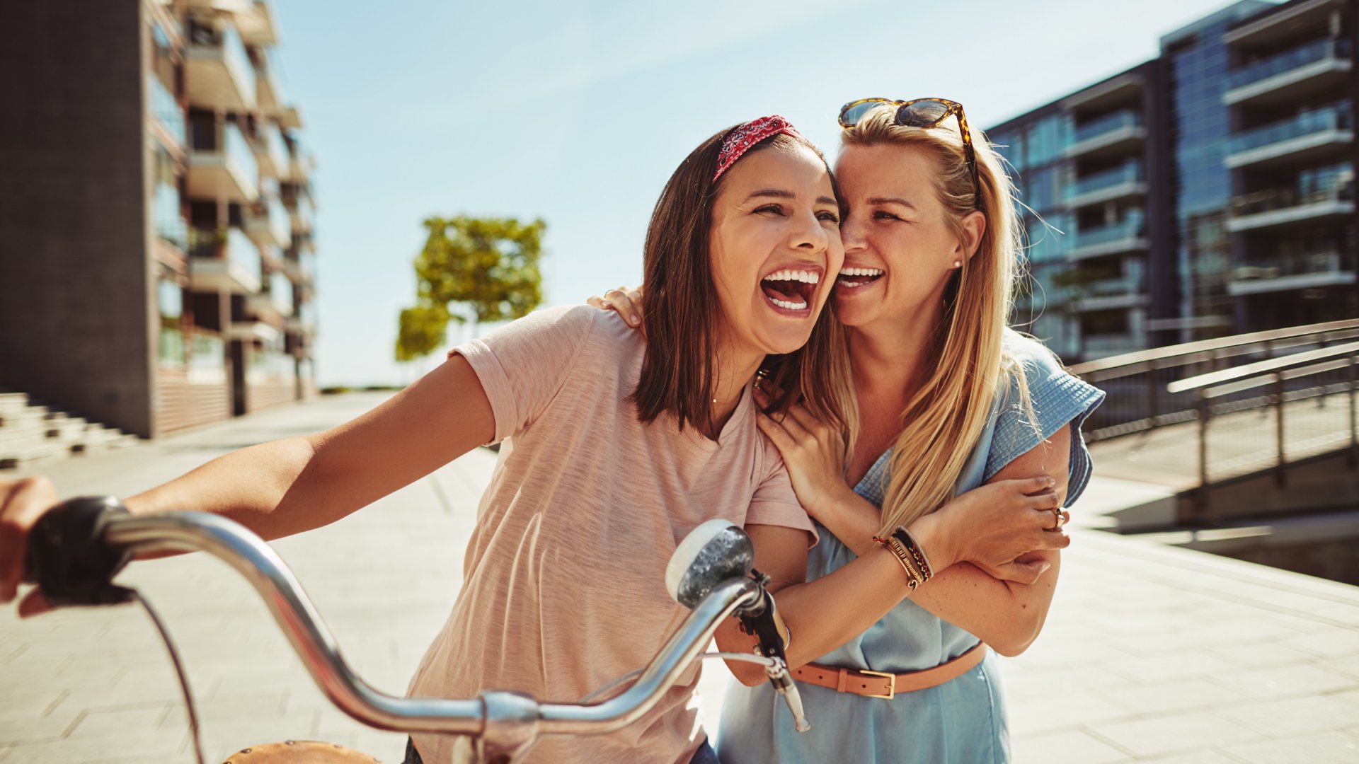 Imagem de duas amigas sorrindo na rua