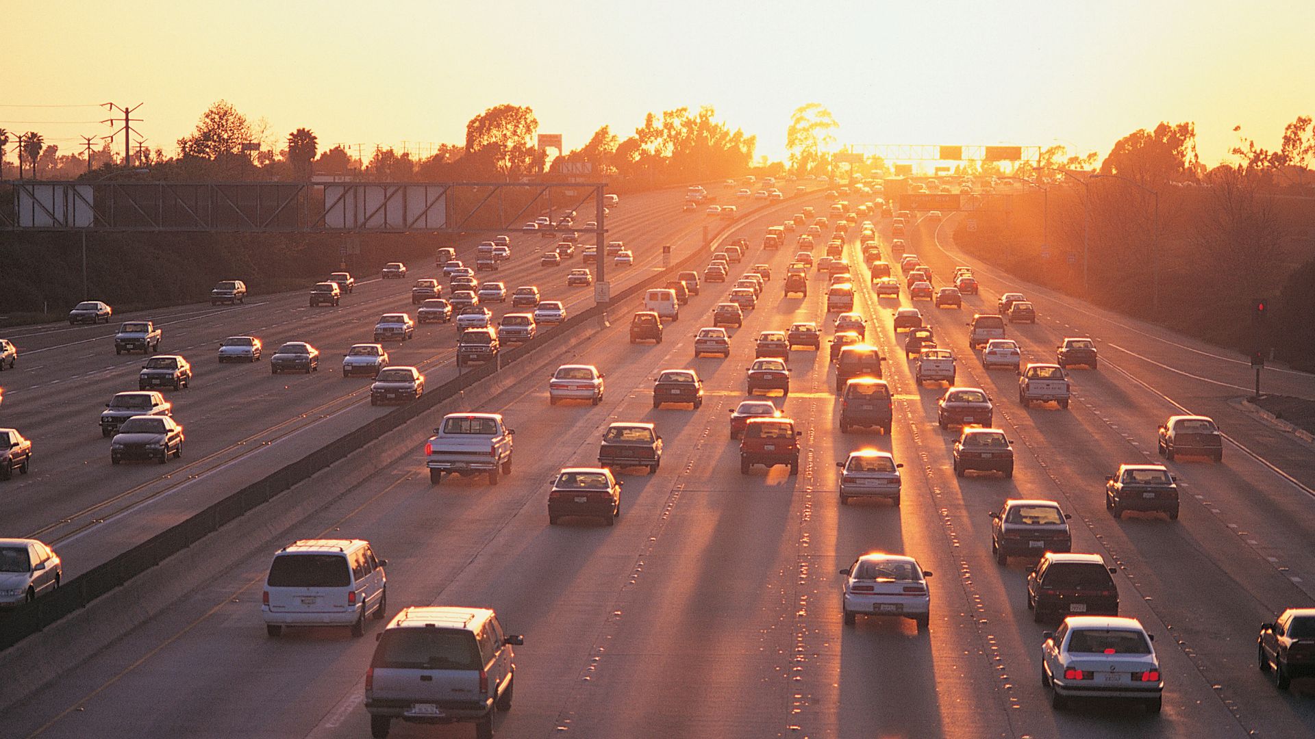 Imagem de uma estrada com vários carros transitando