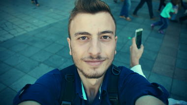 Yasin Emir Akbas / Getty Images / Canva Pro / Mensagens Com Amor Homem tirando selfie