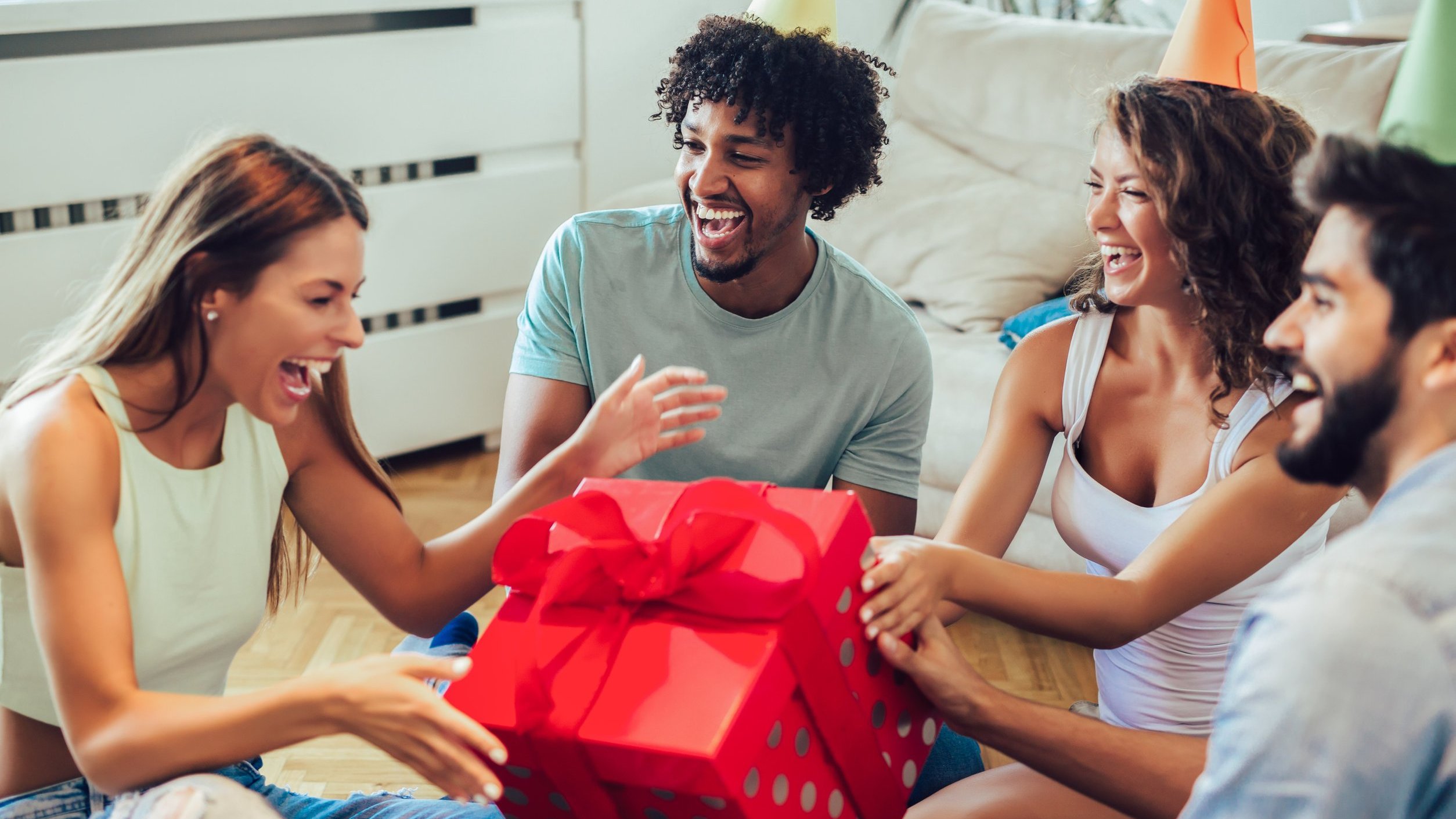 Amigos entregando presente para amiga