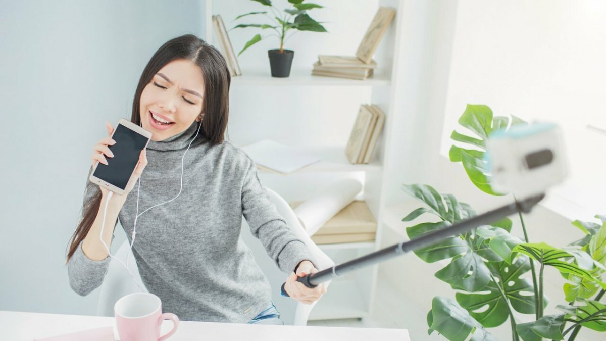 Мужик с телефоном. Ignore the phone. Use phone instead. Парень с телефоном. Safety rules in office.