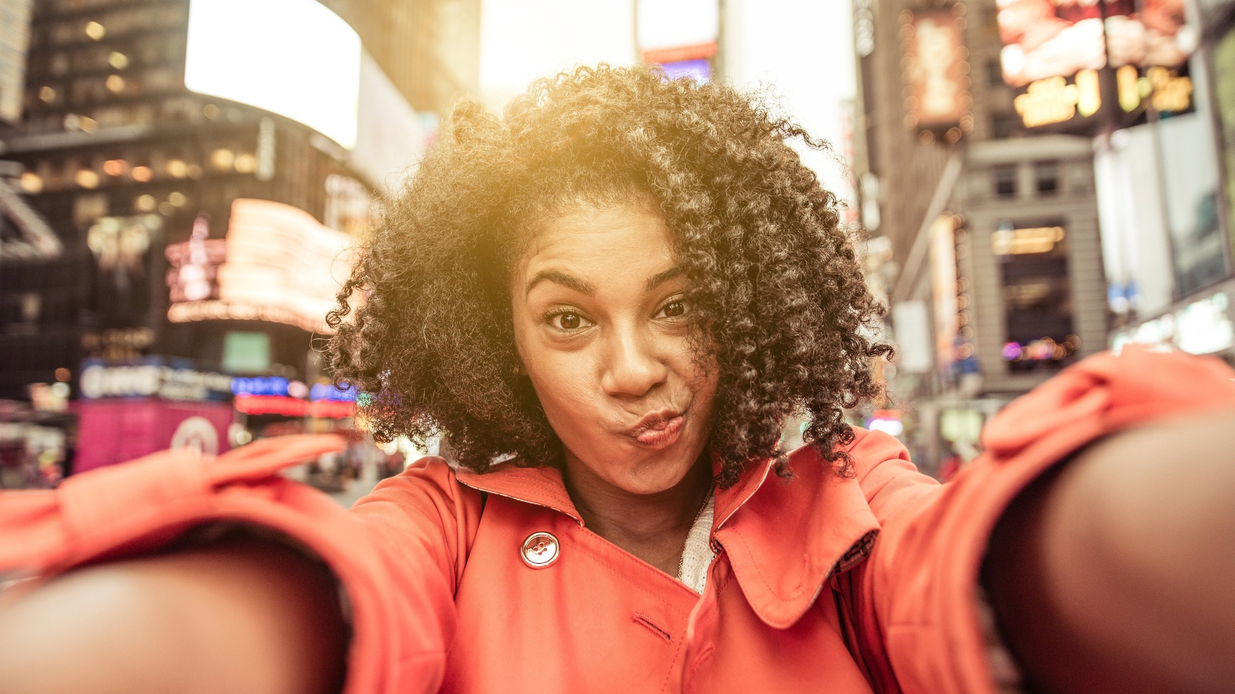 Mulher negra tirando selfie na Times Square