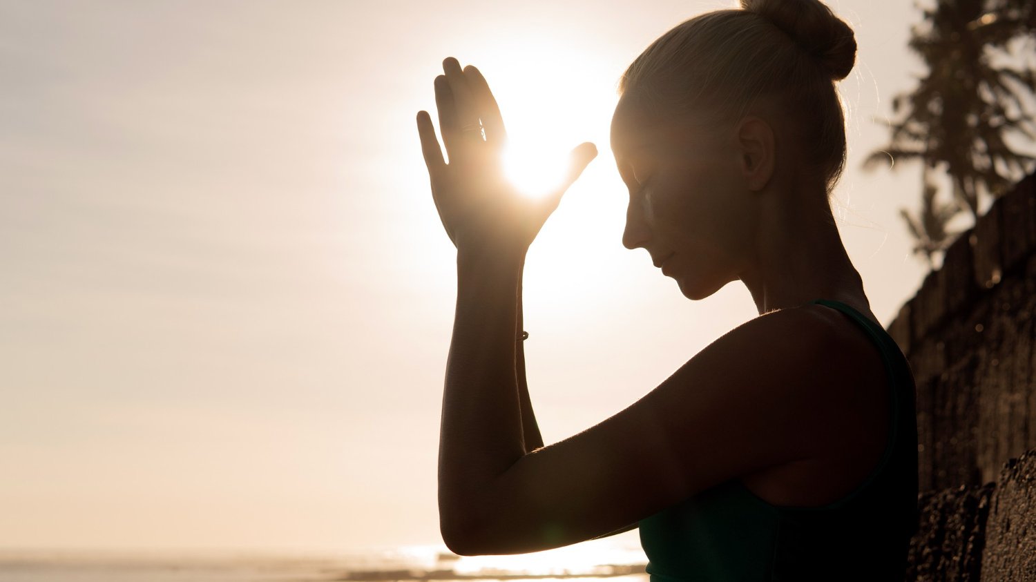 Mulher meditando fazendo gesto com a mão.