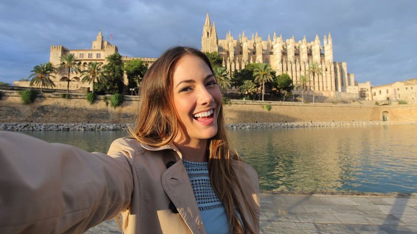 Mulher turista tirando uma selfie em frente a Catedral