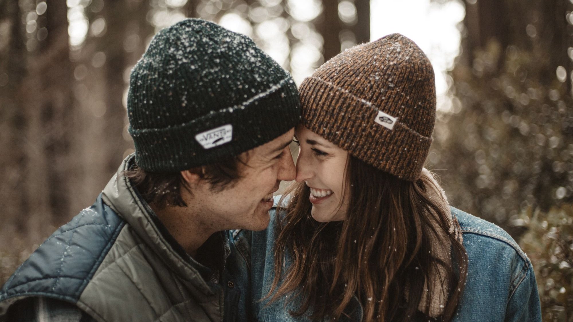 123rf Casal sorrindo com roupas de frio