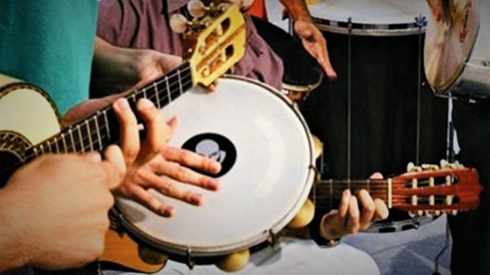 Pessoas tocando pandeiro e cavaquinho