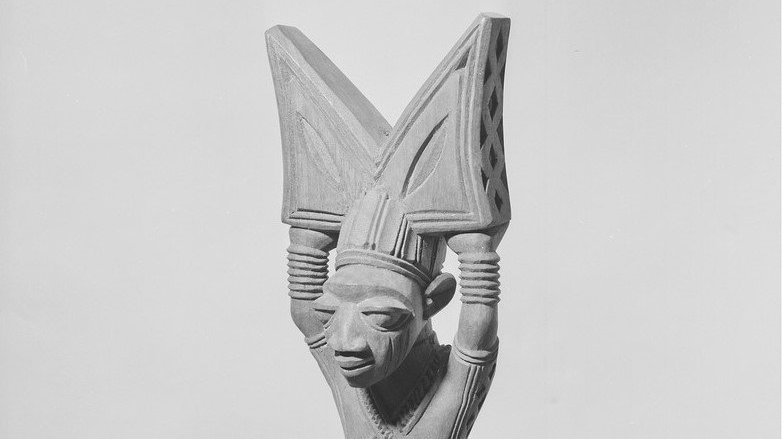 Figura de Xangô em madeira, em cinza