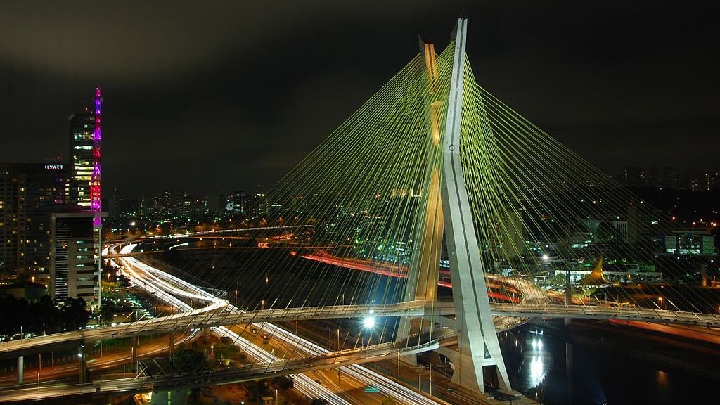 Vista aérea da Ponte Estaiada, rio Pinheiros e Marginal Pinheiros.