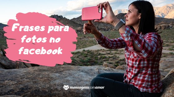 Escrita Frases para fotos no Facebook do lado esquerdo, e do lado direito uma mulher sentada na natureza segurando um celular.