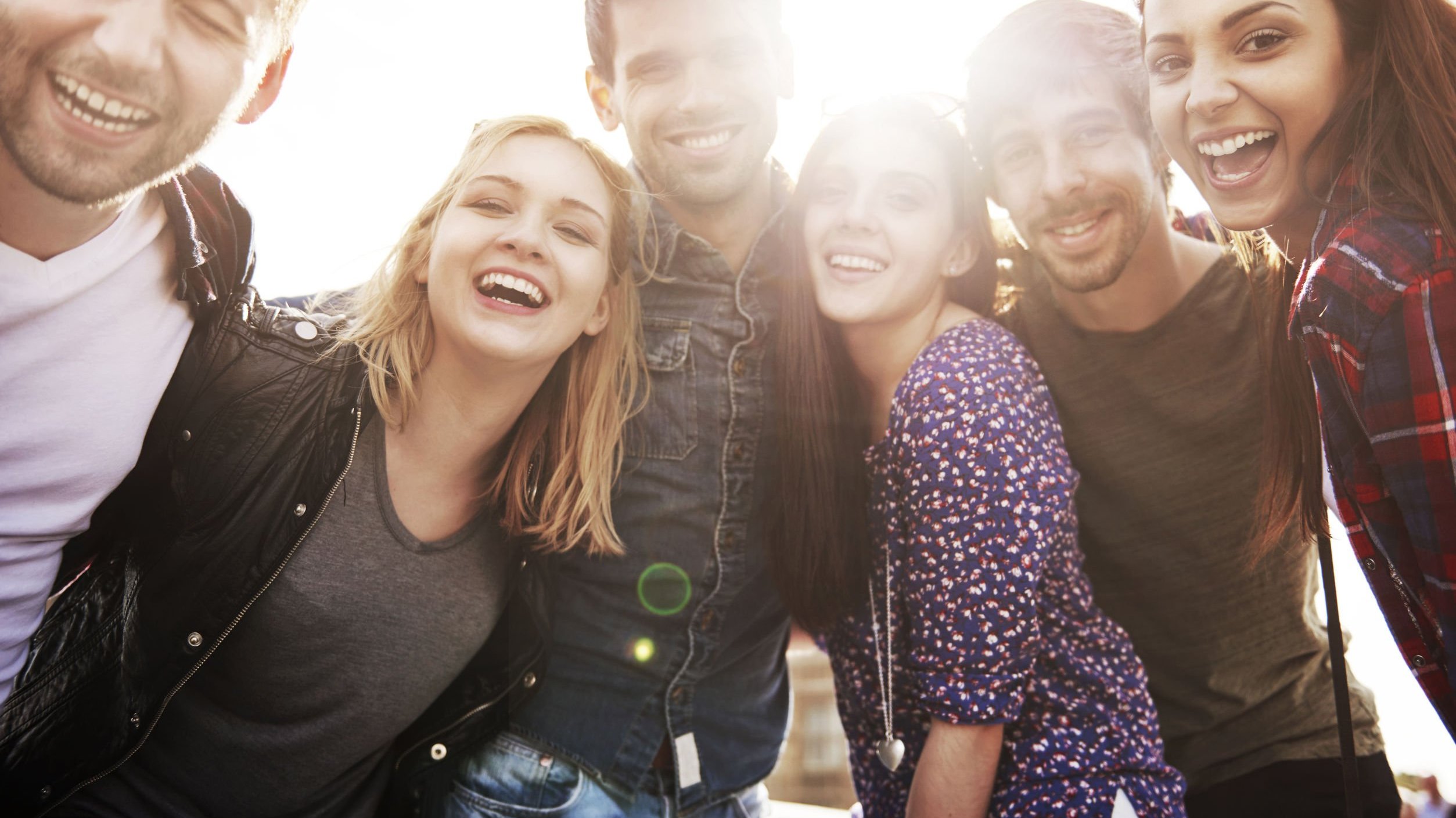 Seis amigos sorrindo.