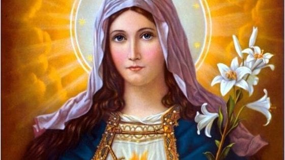 Imagem do rosto de Nossa Senhora segurando lírios brancos.