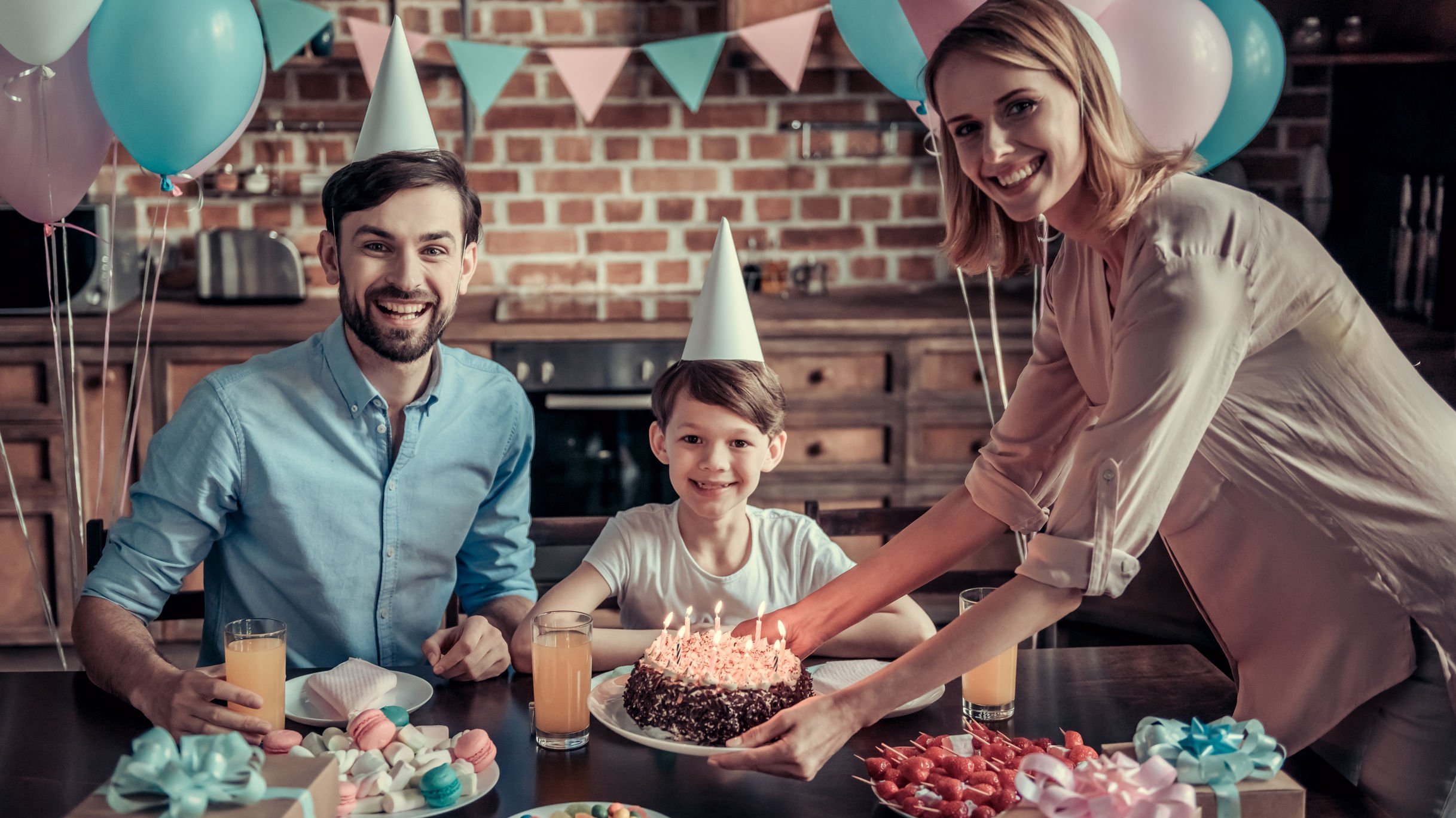 Família sorridente comemorando um aniversário