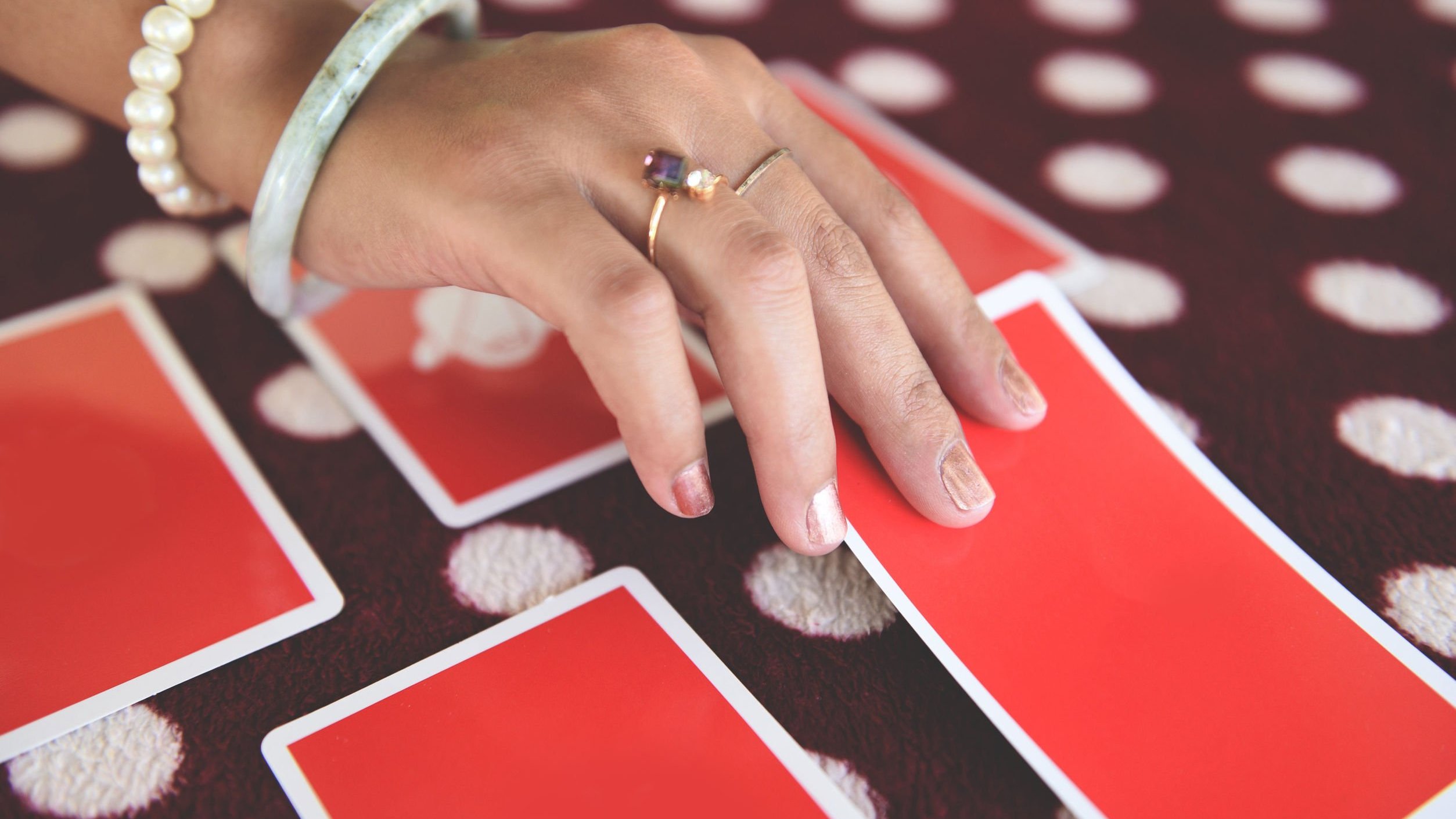 Mão feminina virando uma carta