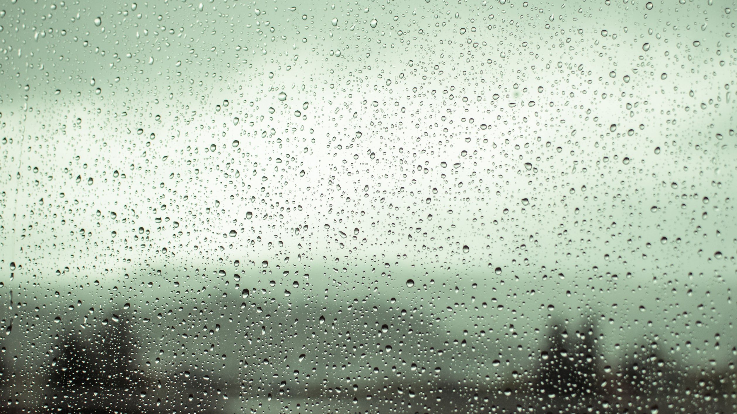 Foto de vidro molhado em dia de chuva