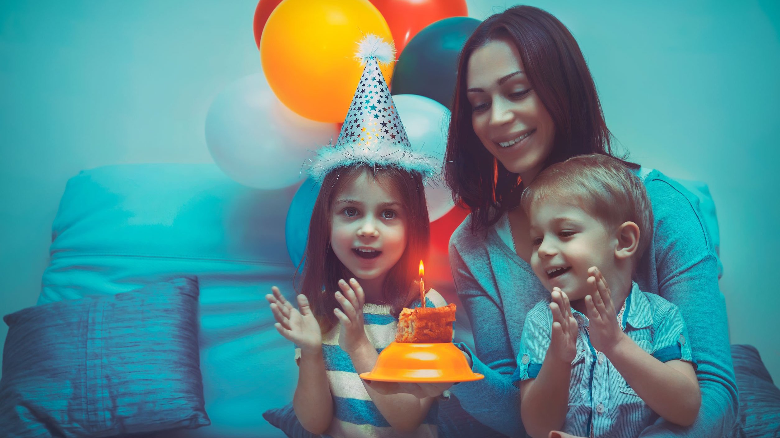 Garota comemorando seu aniversário.