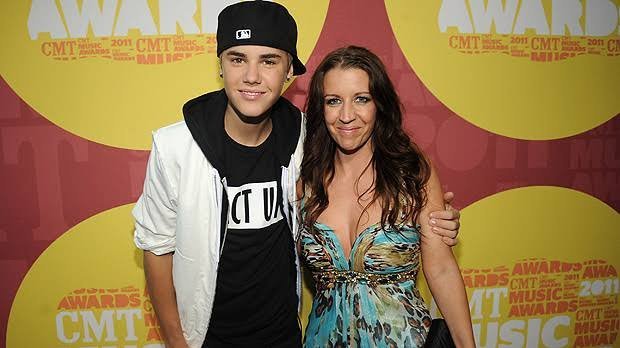 Justin Bieber e sua mãe posando para foto