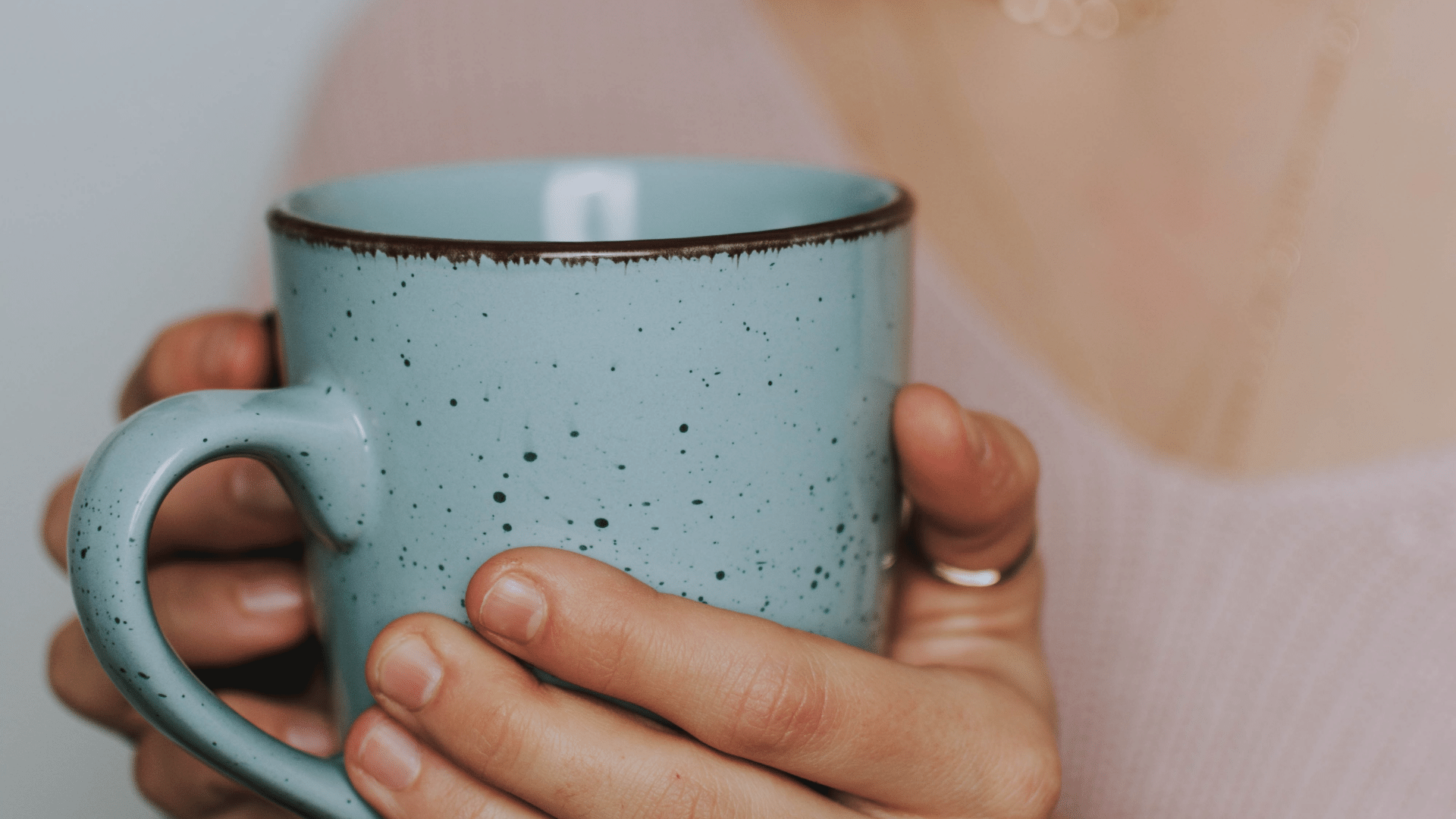 Mulher segurando uma caneca de café.