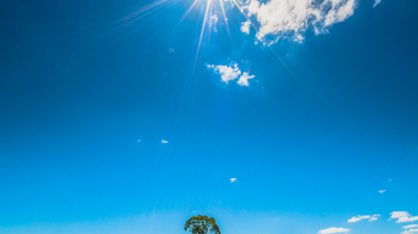 Céu azul em um domingo