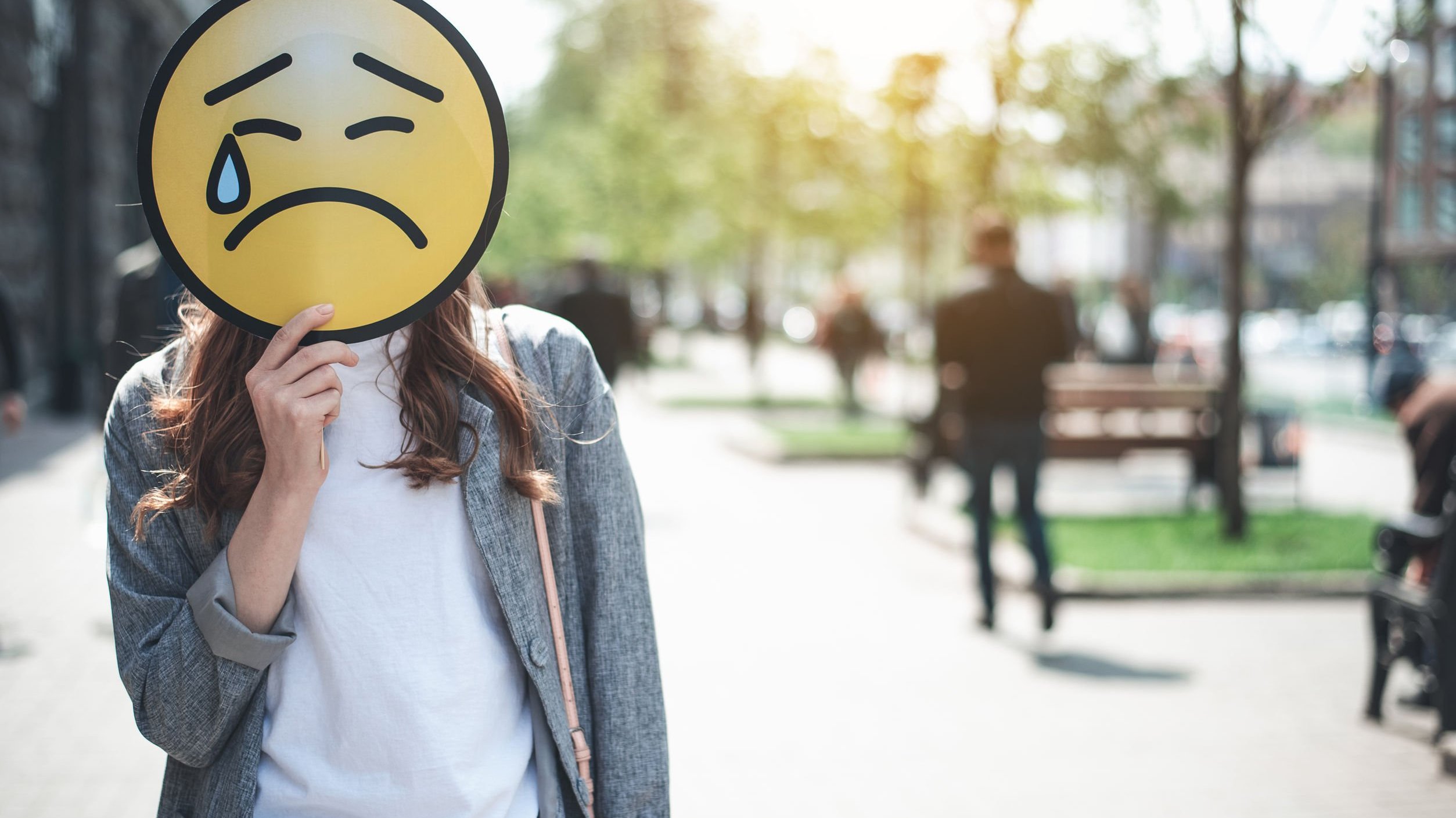 Imagem de mulher com emoji chorando