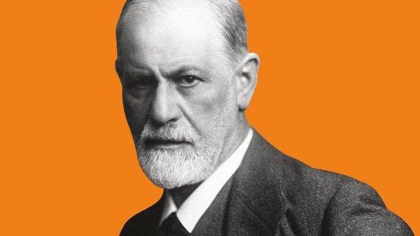 Foto do psicólogo Sigmund Freud sobre fundo laranja.
