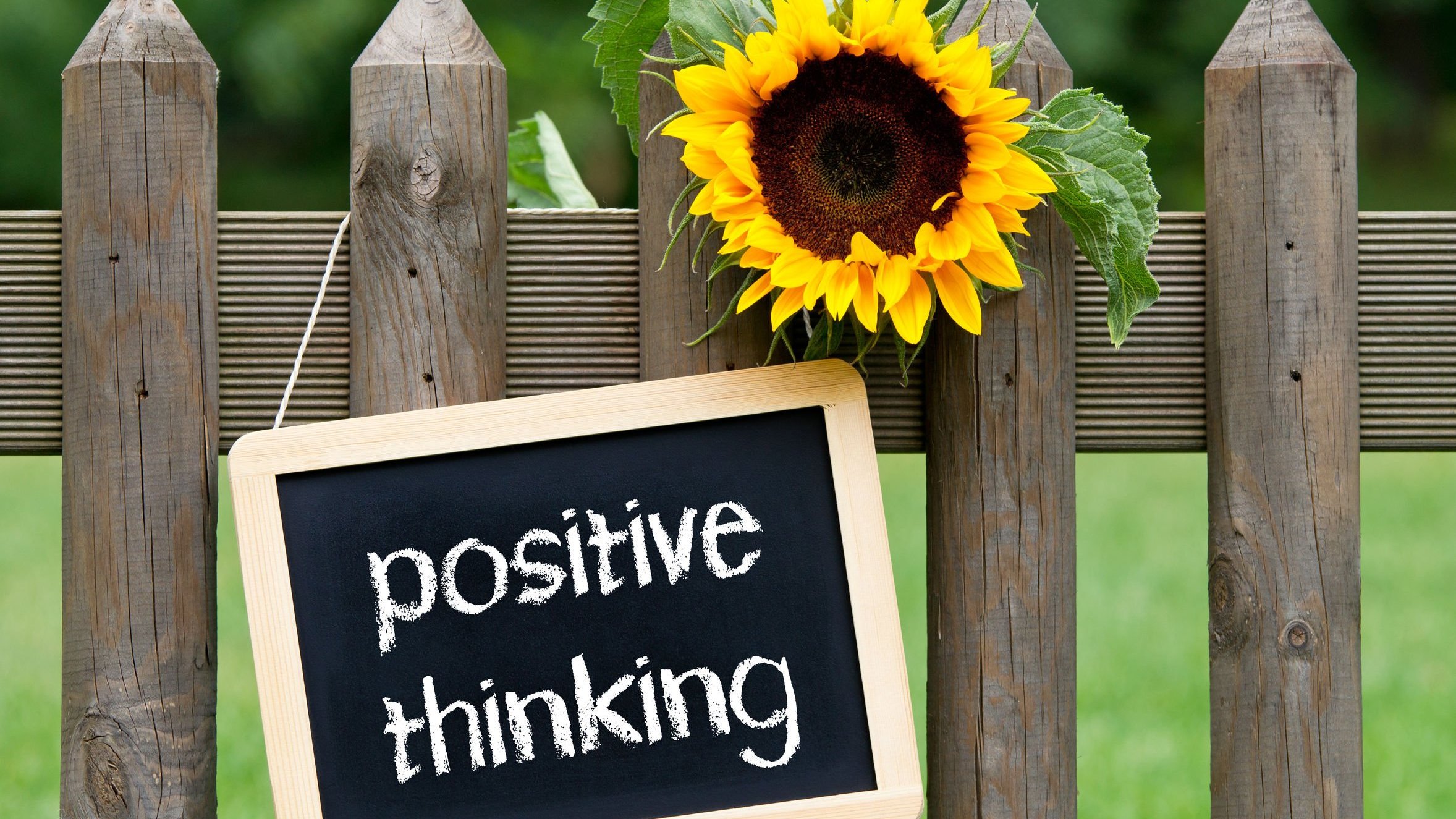 Positive thinking escrito em uma lousa